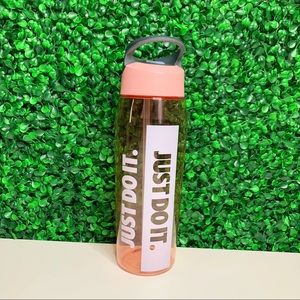 Nike 32 oz Hypercharge Straw Bottle - Light Pink